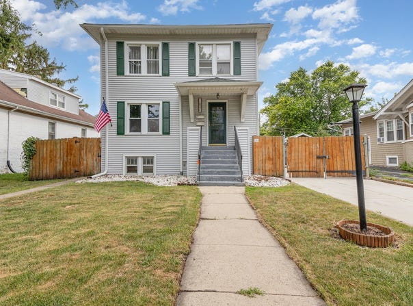 1057 Hollywood Avenue, Des Plaines, IL 60016