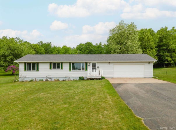 110 W Hunter, Iron River, MI 49935