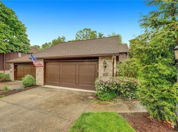33 Brandon Place, Rocky River, OH 44116