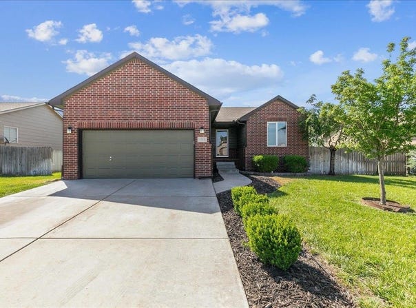1112 E Lost Hills St, Derby, KS 67037