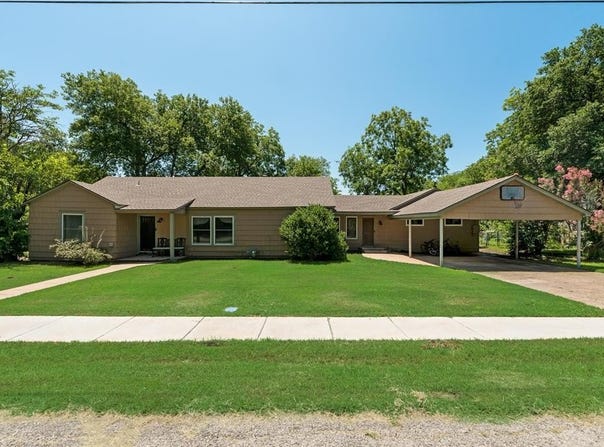 206 E Park, Italy, TX 76651