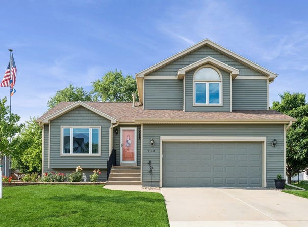 913 SE Dolan Drive, Grimes, IA 50111