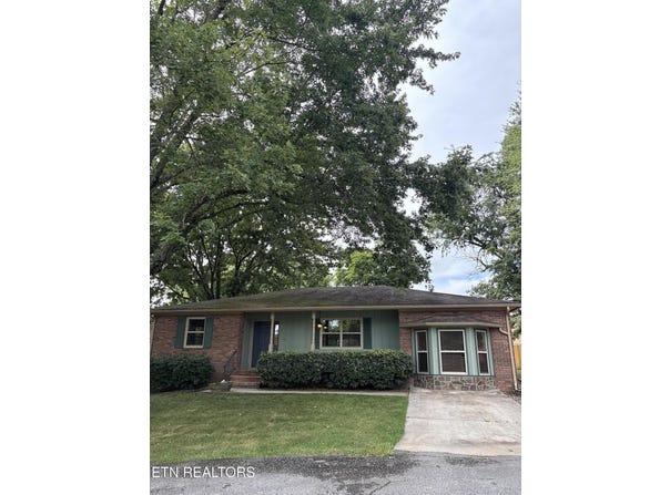 165 Oak Rd, Crossville, TN 38555