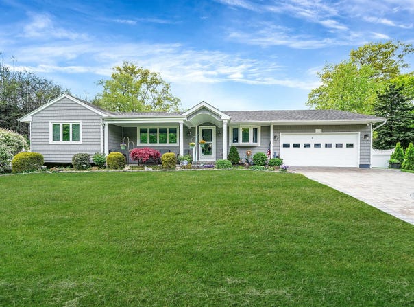 272 Bow Drive, Hauppauge, NY 11788