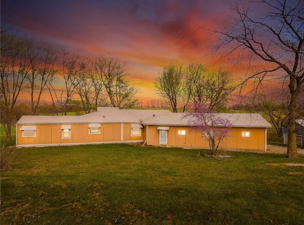 20 SE E Highway, Trenton, MO 64683