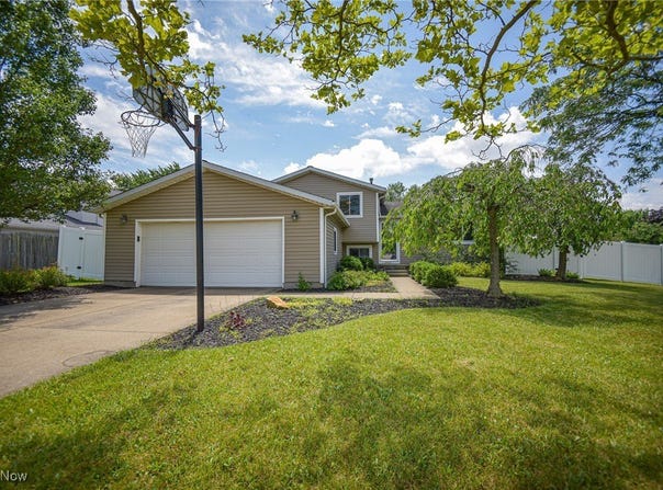 3472 Woodstock Lane, Brunswick, OH 44212