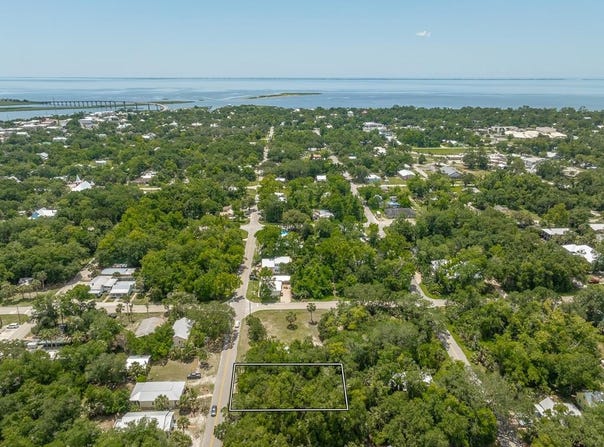 216 8th St, Apalachicola, FL 32320