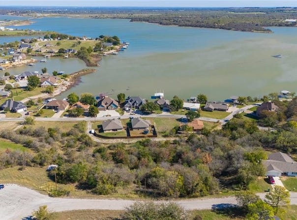 17 Bayside Drive, Runaway Bay, TX 76426