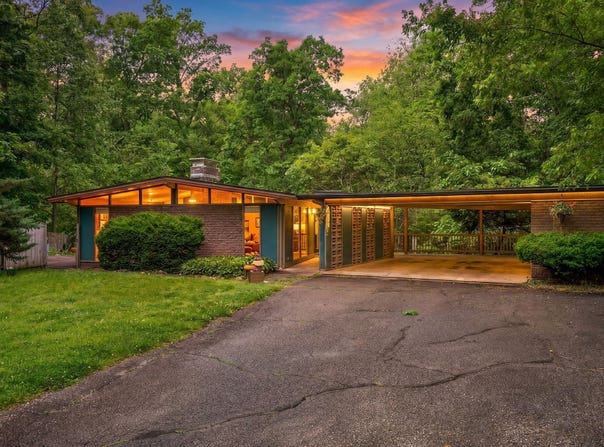 1952 Woodridge Circle, Valparaiso, IN 46383