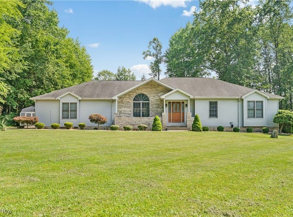 5537 Walnut Grove Circle, Struthers, OH 44471