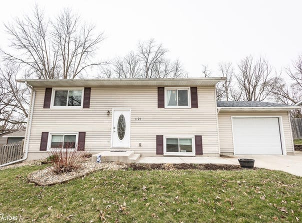 1109 S 9Th Place, Clear Lake, IA 50428
