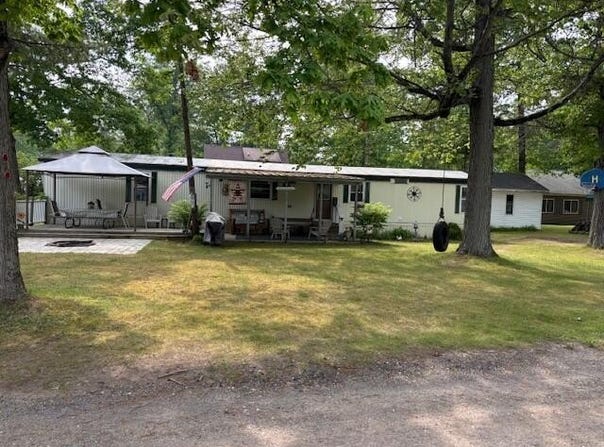 1633 S Camp Avenue, White Cloud, MI 49349