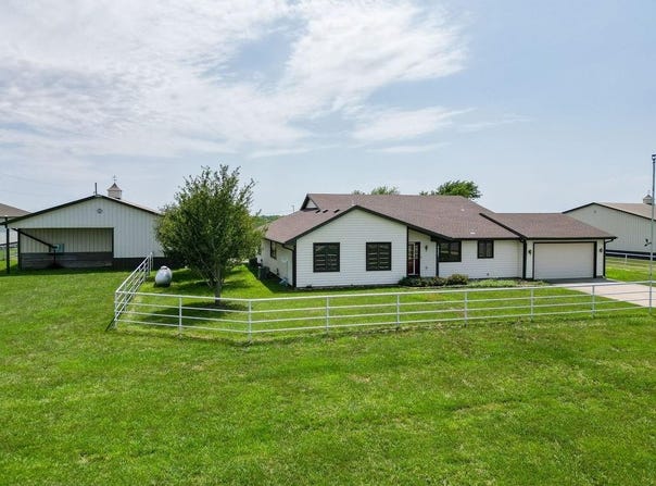 4421 NW 94th Road, Topeka, KS 66618