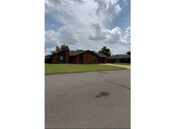 518 Sunset Drive, Watonga, OK 73772
