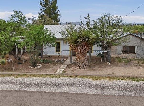103 S 6th St, Marathon, TX 79842
