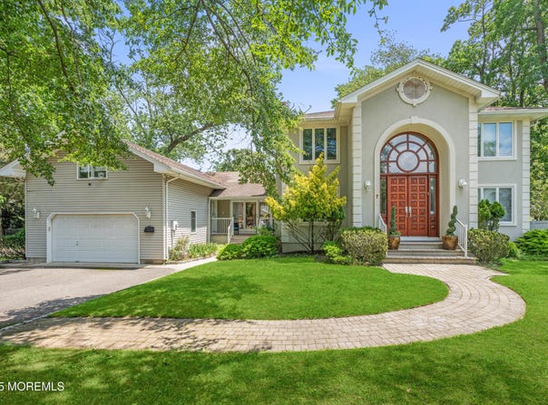 7 Wallace Avenue, Oakhurst, NJ 07755