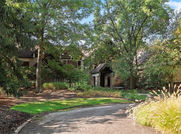 311 Hillcrest Dr, Lower Burrell, PA 15068