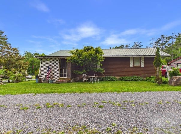 123 Pool Drive, PIPESTEM, WV 25979