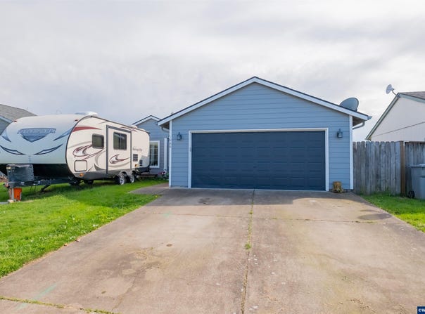 1066 Kees St, Lebanon, OR 97355