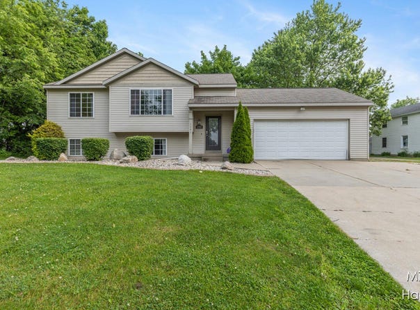 1395 3 Mile Road NW, Grand Rapids, MI 49544