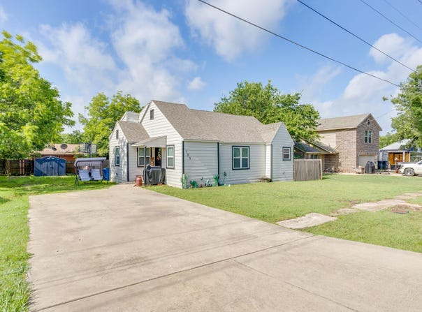109 W Purdom Avenue, Alvarado, TX 76009