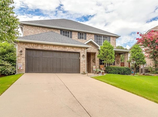2908 Greenway Drive, Burleson, TX 76028