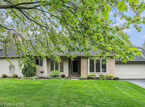 4659 PINE EAGLES Drive, Brighton, MI 48116