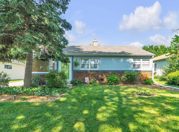 4577 N 101st St, Wauwatosa, WI 53225