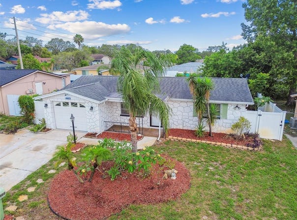 9011 HUNT CLUB LN, PORT RICHEY, FL 34668