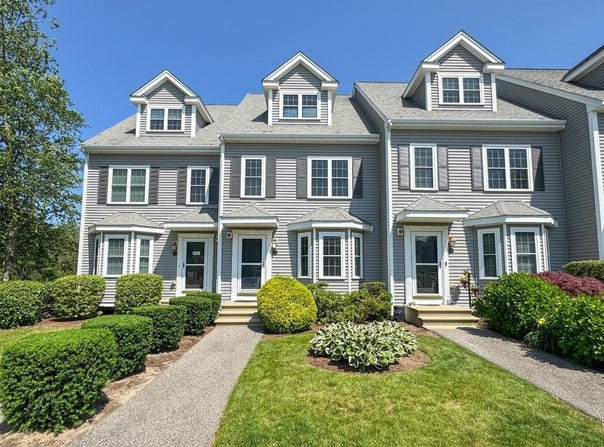 11 Copper Lantern Ln, Carver, MA 02330