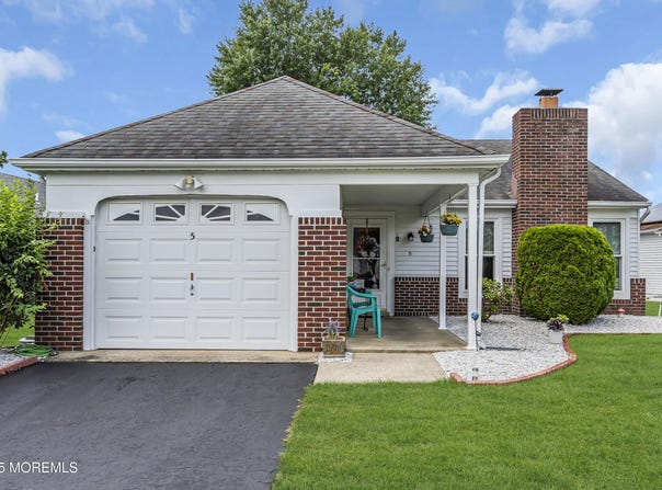 5 Oakham Row, Manchester, NJ 08759