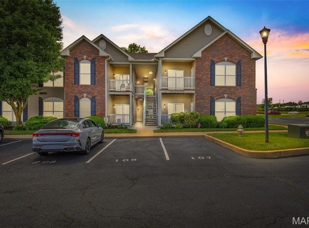 6401 Brookfield Court Drive, St Louis, MO 63129