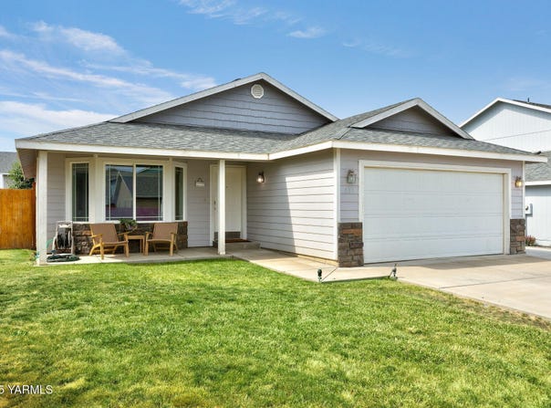 202 Saint Helens Ave, Moxee, WA 98936