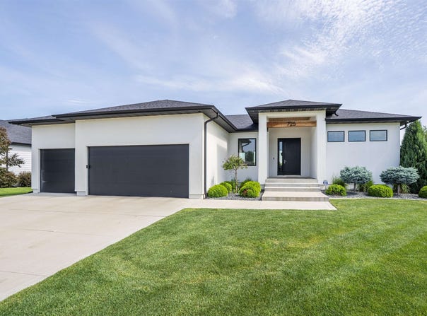 725 E Pinehurst Tr, Dakota Dunes, SD 57049