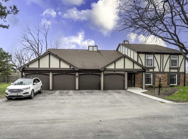 2950 Northampton Drive, Rolling Meadows, IL 60008
