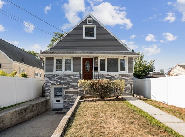 594 Fenworth Blvd, Franklin Square, NY 11010