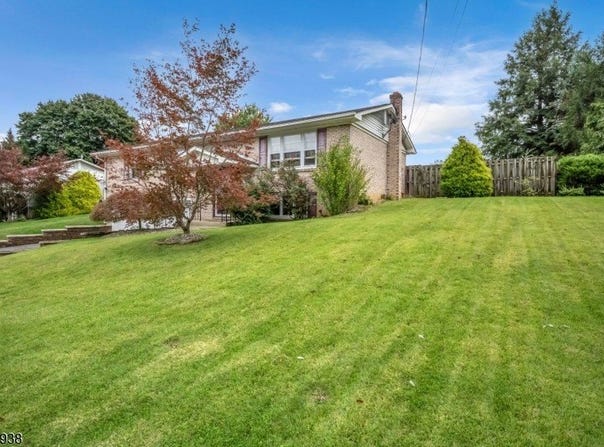 9 Douglas Ln, Washington Twp., NJ 07882-2301