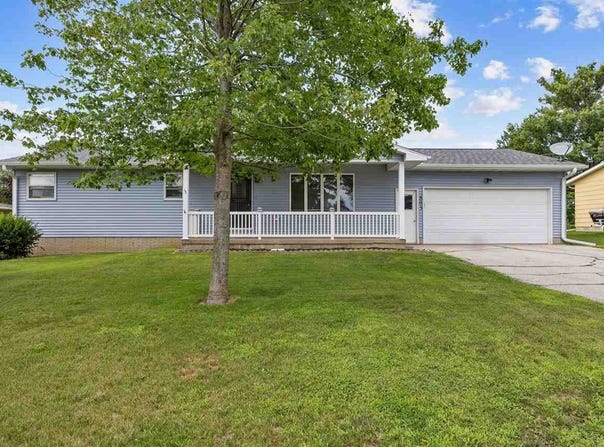 805 W 17th St, Vinton, IA 52349