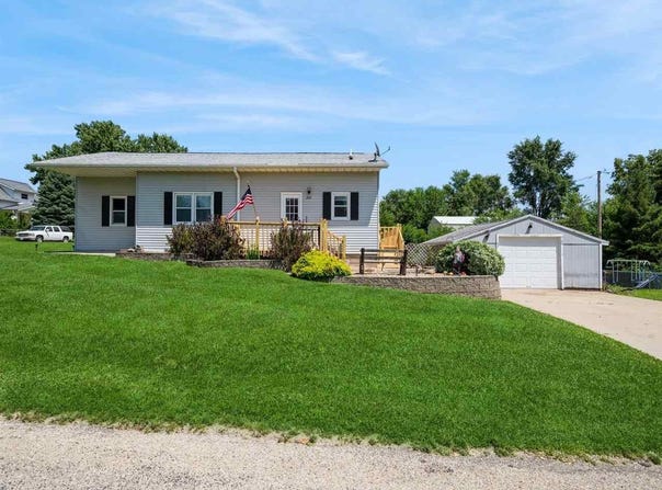 202 Ash Ave, Urbana, IA 52345
