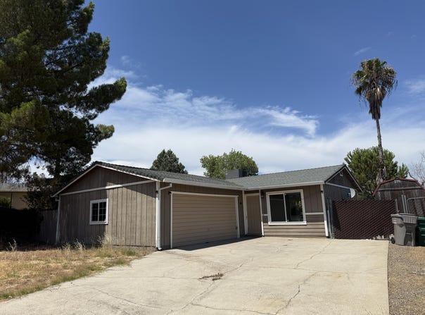 1062 Moss Creek Road, Redding, CA 96003