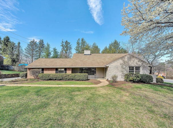 2240 Pommel Dr, Roanoke, VA 24018