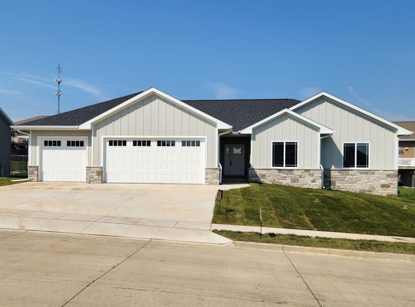 2249 Antler Ridge, Asbury, IA 52002