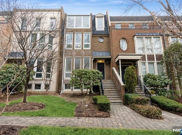 134 Kensington Drive 134, Fort Lee, NJ 07024