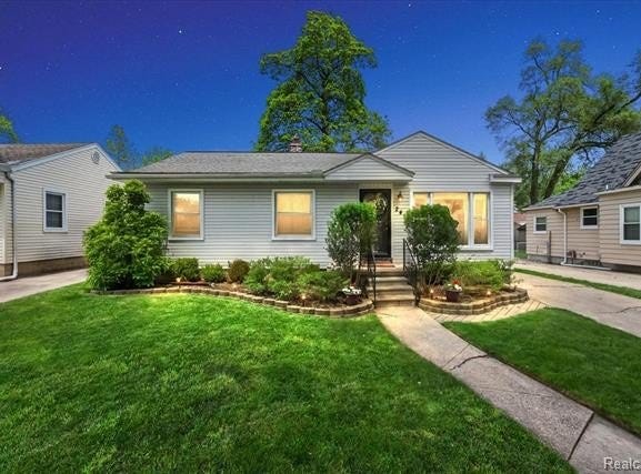 246 Massoit Street, Clawson, MI 48017
