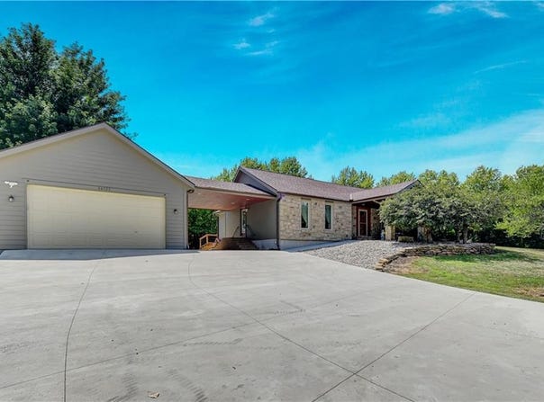 30727 W 225th Street, Spring Hill, KS 66083