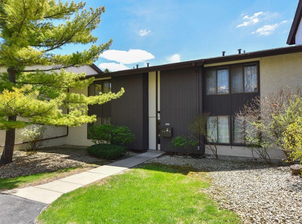 2220 W Good Hope Rd, Glendale, WI 53209