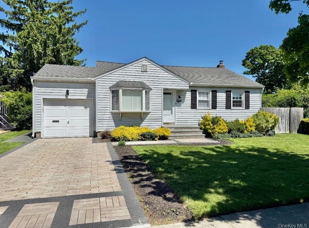 8 E Gate, Plainview, NY 11803