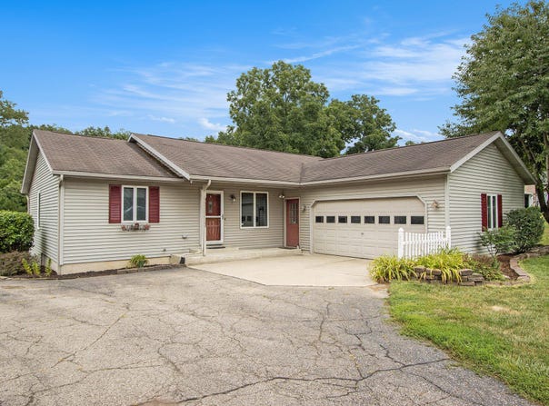 272 Fairway Court, Plainwell, MI 49080