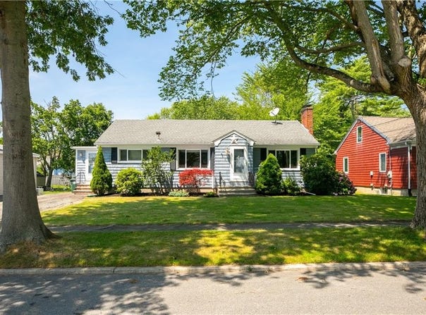 61 Richmond Street, Bristol, RI 02809