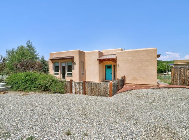 402 Valverde Commons Drive, Taos, NM 87571
